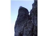 Žakeljnov bivak na Stebrasti skali Mežakle Stebrasta Skala, škrbina in mostiček (možno je tudi varovano navpično plezanje po levi steni)